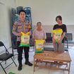 DISTRIBUSI : Personel Polsek Manuhing ketika mendistribusikan beras SPHP, Selasa, 11 November 2025
