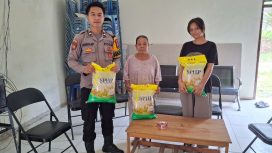 DISTRIBUSI : Personel Polsek Manuhing ketika mendistribusikan beras SPHP, Selasa, 11 November 2025
