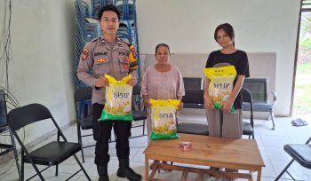 DISTRIBUSI : Personel Polsek Manuhing ketika mendistribusikan beras SPHP, Selasa, 11 November 2025