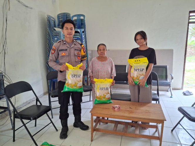 
					DISTRIBUSI : Personel Polsek Manuhing ketika mendistribusikan beras SPHP, Selasa, 11 November 2025