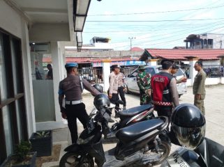 PATROLI : Personel Polres Gumas dan TNI, ketika melakukan patroli, dengan menyasar objek vital, Sabtu, 15 November 2025.