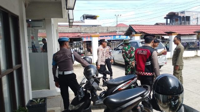 PATROLI : Personel Polres Gumas dan TNI, ketika melakukan patroli, dengan menyasar objek vital, Sabtu, 15 November 2025.