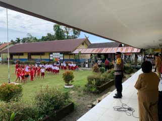 SOSIALISASI : Personel Polres Gunung Mas saat memberikan sosialisasi cegah bullying di sekolah, Selasa, 18 November 2025.