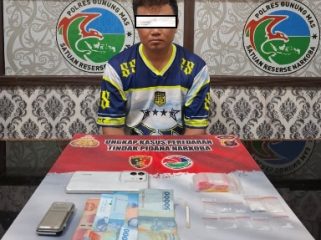 AMANKAN : Diduga pelaku tindak pidana narkotika saat diamankan di Polres Gunung Mas, Rabu, 19 November 2025.