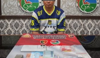 AMANKAN : Diduga pelaku tindak pidana narkotika saat diamankan di Polres Gunung Mas, Rabu, 19 November 2025.