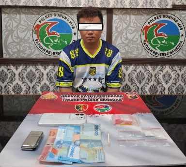 AMANKAN : Diduga pelaku tindak pidana narkotika saat diamankan di Polres Gunung Mas, Rabu, 19 November 2025.