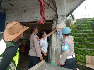 SOSIALISASI : Personel Polsek Kurun saat sosialisasi Call Center 110, Kamis, 20 November 2025.