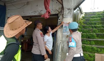 SOSIALISASI : Personel Polsek Kurun saat sosialisasi Call Center 110, Kamis, 20 November 2025.