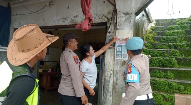 SOSIALISASI : Personel Polsek Kurun saat sosialisasi Call Center 110, Kamis, 20 November 2025.