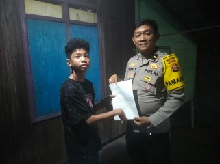 TEMUI : Personel Polres Gunung Mas saat menemui pelajar diduga korban penipuan jual beli akun game online, Jumat, 21 November 2025.
