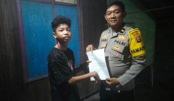 TEMUI : Personel Polres Gunung Mas saat menemui pelajar diduga korban penipuan jual beli akun game online, Jumat, 21 November 2025.