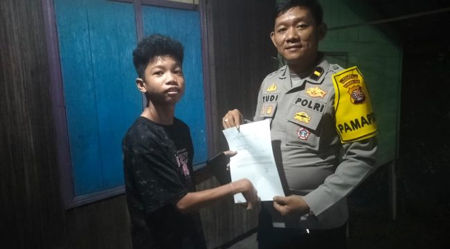 TEMUI : Personel Polres Gunung Mas saat menemui pelajar diduga korban penipuan jual beli akun game online, Jumat, 21 November 2025.