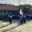 IRUP : Personel Satlantas Polres Gunung Mas saat memimpin upacara di SMPN 1 Kurun, Senin, 24 November 2025.