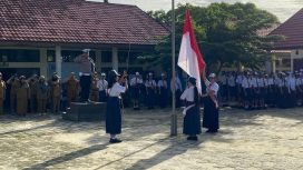 IRUP : Personel Satlantas Polres Gunung Mas saat memimpin upacara di SMPN 1 Kurun, Senin, 24 November 2025.