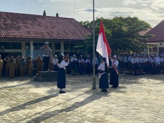 IRUP : Personel Satlantas Polres Gunung Mas saat memimpin upacara di SMPN 1 Kurun, Senin, 24 November 2025.