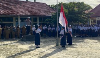 IRUP : Personel Satlantas Polres Gunung Mas saat memimpin upacara di SMPN 1 Kurun, Senin, 24 November 2025.