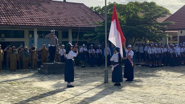 IRUP : Personel Satlantas Polres Gunung Mas saat memimpin upacara di SMPN 1 Kurun, Senin, 24 November 2025.