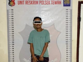 AMANKAN : Pelaku pembobol ruko di Tewah saat diamankan pihak kepolisian, Selasa, 25 November 2025.