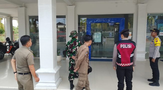 PATROLI : Tim gabungan, TNI-Polri-Satpol PP saat patroli menjaga kamtibmas, Sabtu, 29 November 2025.