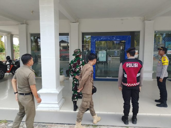 
					PATROLI : Tim gabungan, TNI-Polri-Satpol PP saat patroli menjaga kamtibmas, Sabtu, 29 November 2025.