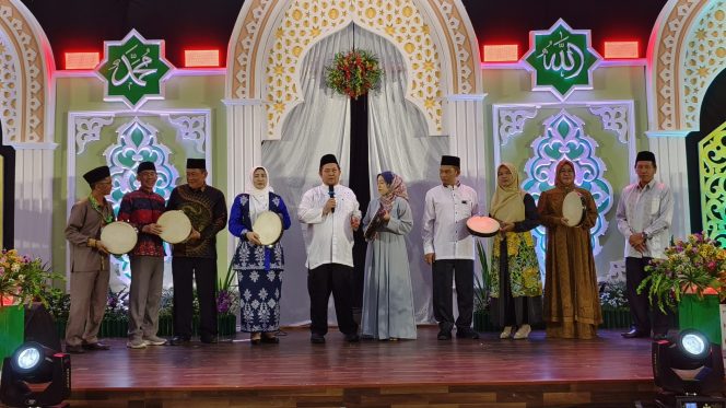 
					FOTO : Bupati Saiful, didampingi Wakil Bupati Firdaus, saat pembukaan kegiatan FSQ di Gedung Salawah Kasongan.
