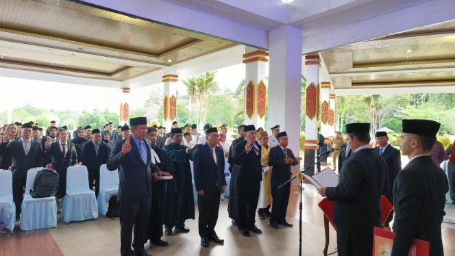 
					FOTO : Suasana saat Bupati Saiful pada pelantikan pejabat ASN di halaman kantor Bupati Katingan. 