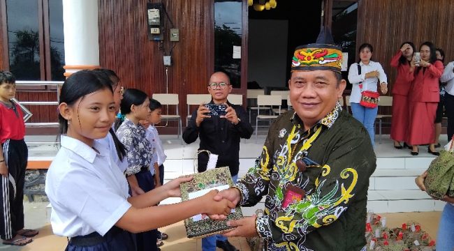 SERAHKAN : Pimpinan Bank Kalteng Cabang Kuala Kurun Empas S Umar didampingi Sekretaris Dinas Sosial Donie, ketika menyerahkan bantuan kepada pelajar sekolah rakyat, Kamis, 6 November 2025.