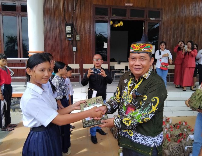 
					SERAHKAN : Pimpinan Bank Kalteng Cabang Kuala Kurun Empas S Umar didampingi Sekretaris Dinas Sosial Donie, ketika menyerahkan bantuan kepada pelajar sekolah rakyat, Kamis, 6 November 2025.