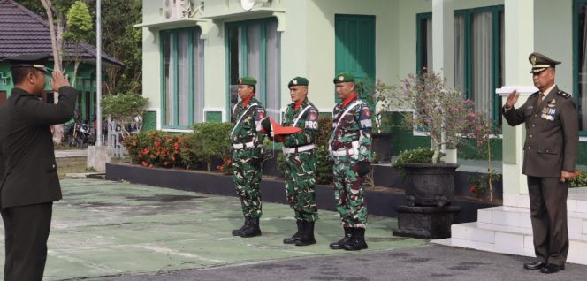 
					FOTO : Suasana saat upacara peringatan Hari Pahlawan, di markas Kodin 1019 Katingan.