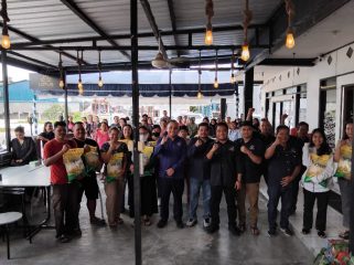 BERSAMA : Pengurus, kader dan simpatisan Partai NasDem Kabupaten Gumas ketika berfoto bersama dengan masyarakat penerima beras gratis, Selasa, 11 November 2025.