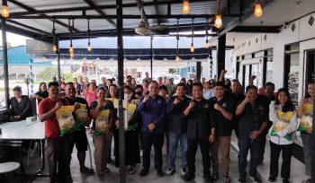 BERSAMA : Pengurus, kader dan simpatisan Partai NasDem Kabupaten Gumas ketika berfoto bersama dengan masyarakat penerima beras gratis, Selasa, 11 November 2025.