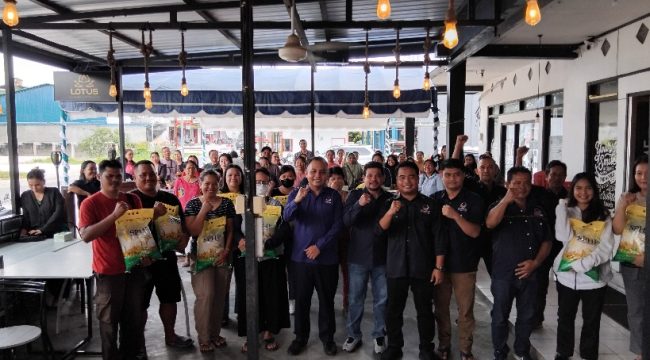 BERSAMA : Pengurus, kader dan simpatisan Partai NasDem Kabupaten Gumas ketika berfoto bersama dengan masyarakat penerima beras gratis, Selasa, 11 November 2025.
