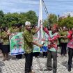 FOTO : Asisten I Setda Katingan, didampingi Ketua DPRD Katingan foto bersama usai pelaksanaan pelepasan keberangkatan kontingen.