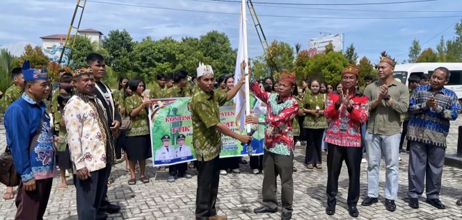
					FOTO : Asisten I Setda Katingan, didampingi Ketua DPRD Katingan foto bersama usai pelaksanaan pelepasan keberangkatan kontingen.