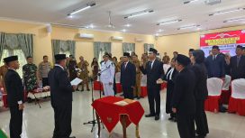 FOTO : Bupati Saiful, saat prosesi pelantikan 15 pejabat ASN lingkup Pemkab Katingan.