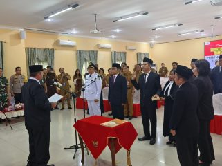 FOTO : Bupati Saiful, saat prosesi pelantikan 15 pejabat ASN lingkup Pemkab Katingan.