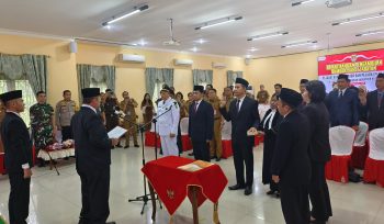 FOTO : Bupati Saiful, saat prosesi pelantikan 15 pejabat ASN lingkup Pemkab Katingan.