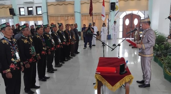 PELANTIKAN : Suasana pelantikan dan pengukuhan forum damang Kabupaten Gumas periode 2025-2031, di GPU Damang Batu, Kamis, 11 Desember 2025.