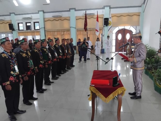 
					PELANTIKAN : Suasana pelantikan dan pengukuhan forum damang Kabupaten Gumas periode 2025-2031, di GPU Damang Batu, Kamis, 11 Desember 2025.