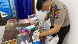 PERIKSA : SIdokkes Polres Gumas saat mengecek keamanan dari menu makanan MBG, Senin, 1 Desember 2025.