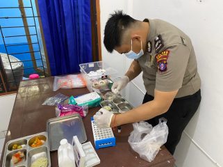 PERIKSA : SIdokkes Polres Gumas saat mengecek keamanan dari menu makanan MBG, Senin, 1 Desember 2025.