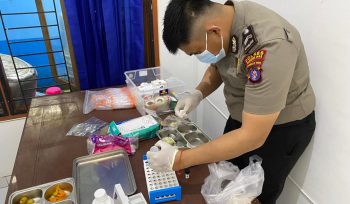 PERIKSA : SIdokkes Polres Gumas saat mengecek keamanan dari menu makanan MBG, Senin, 1 Desember 2025.