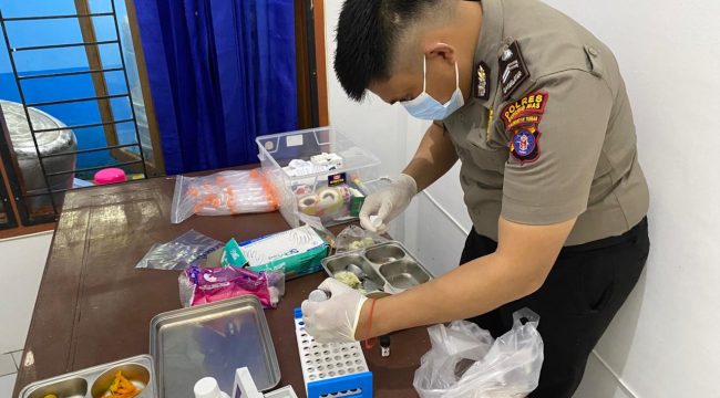 PERIKSA : SIdokkes Polres Gumas saat mengecek keamanan dari menu makanan MBG, Senin, 1 Desember 2025.