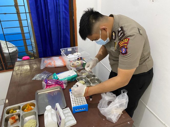 
					PERIKSA : SIdokkes Polres Gumas saat mengecek keamanan dari menu makanan MBG, Senin, 1 Desember 2025.