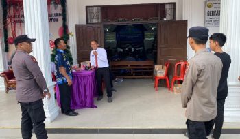 PENGAMANAN : Personel Polsek Sepang ketika melakukan pengamanan perayaan ibadah Natal Jemaat GKE Ampung Kampuri, Sabtu, 13 Desember 2025.