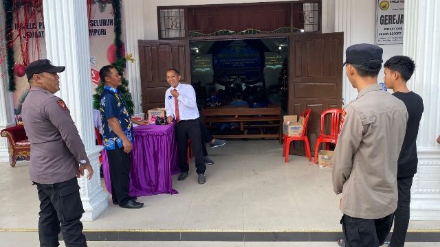PENGAMANAN : Personel Polsek Sepang ketika melakukan pengamanan perayaan ibadah Natal Jemaat GKE Ampung Kampuri, Sabtu, 13 Desember 2025.