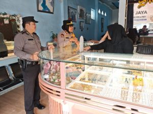 Sambangi Kawasan Toko Emas, Polsek Kurun Kenalkan Layanan Cepat 110