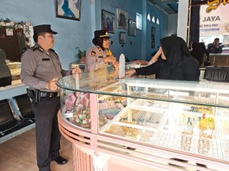 SAMBANGI : Kapolres Kurun Iptu Chintya Pradjipta Putri, S.Tr.K dan personel polsek saat menyambangi toko emas di pasar Kota Kuala Kurun, Senin, 15 Desember 2025.