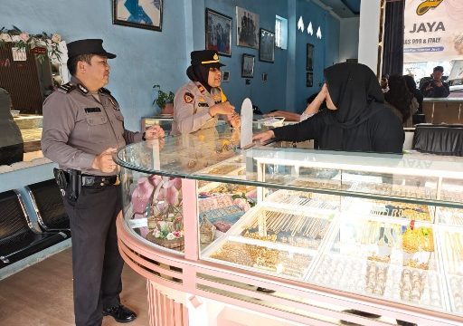 SAMBANGI : Kapolres Kurun Iptu Chintya Pradjipta Putri, S.Tr.K dan personel polsek saat menyambangi toko emas di pasar Kota Kuala Kurun, Senin, 15 Desember 2025.