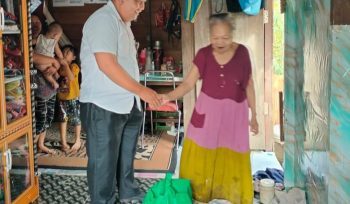 SERAHKAN : Pemimpin Cabang Bank Kalteng Kuala Kurun Empas Salomo Umar ketika menyerahkan bantuan tali asih kepada salah satu warga kurang mampu, Senin, 22 Desember 2025.